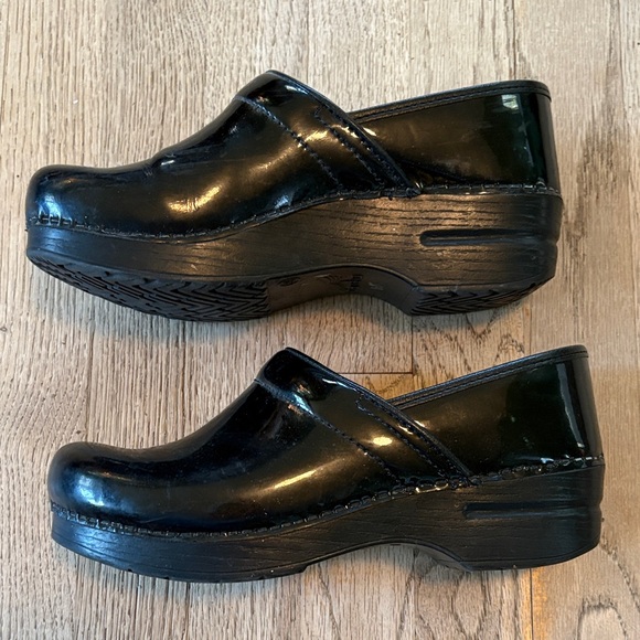 Dansko Black Shiny Mules - Picture 5 of 7